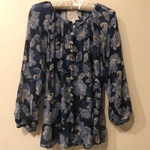 Breezy Johnny Was swing top in size medium.